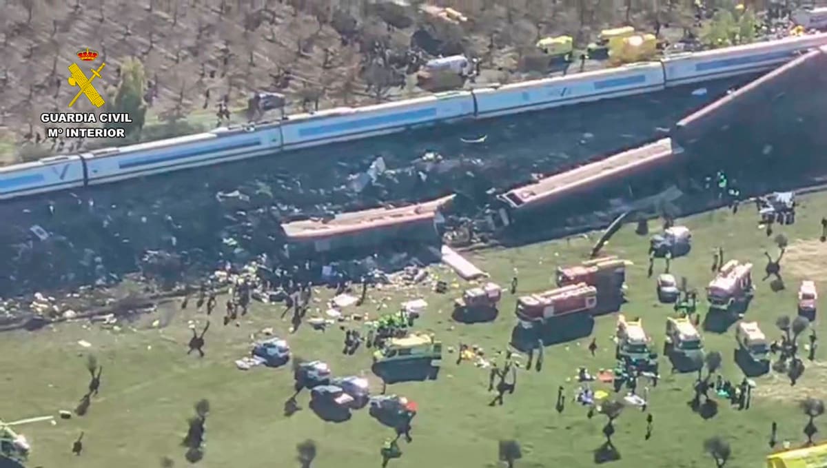 El lugar del siniestro ferroviario en España tras el impacto. Testimonios de los pasajeros confirman la extrema violencia del accidente, marcado por escenas de pánico y evacuaciones de emergencia.