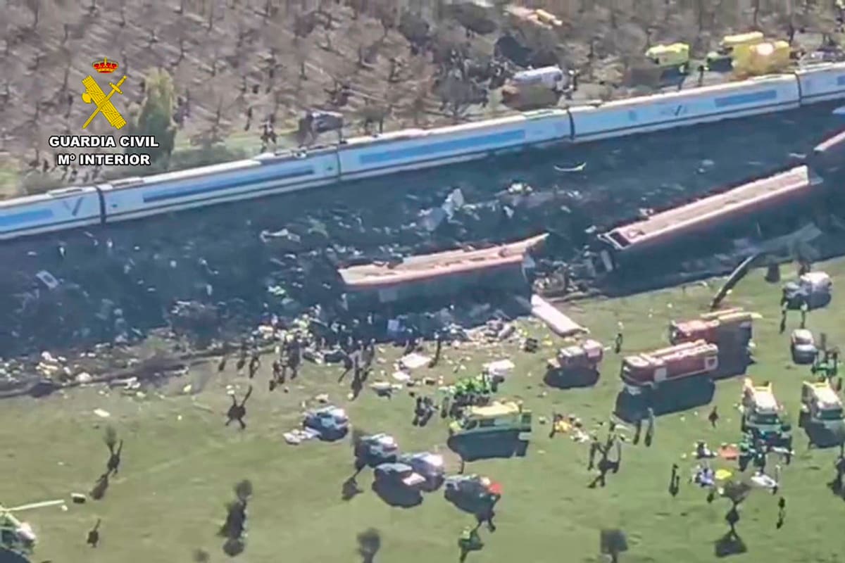 El lugar del siniestro ferroviario en España tras el impacto. Testimonios de los pasajeros confirman la extrema violencia del accidente, marcado por escenas de pánico y evacuaciones de emergencia.