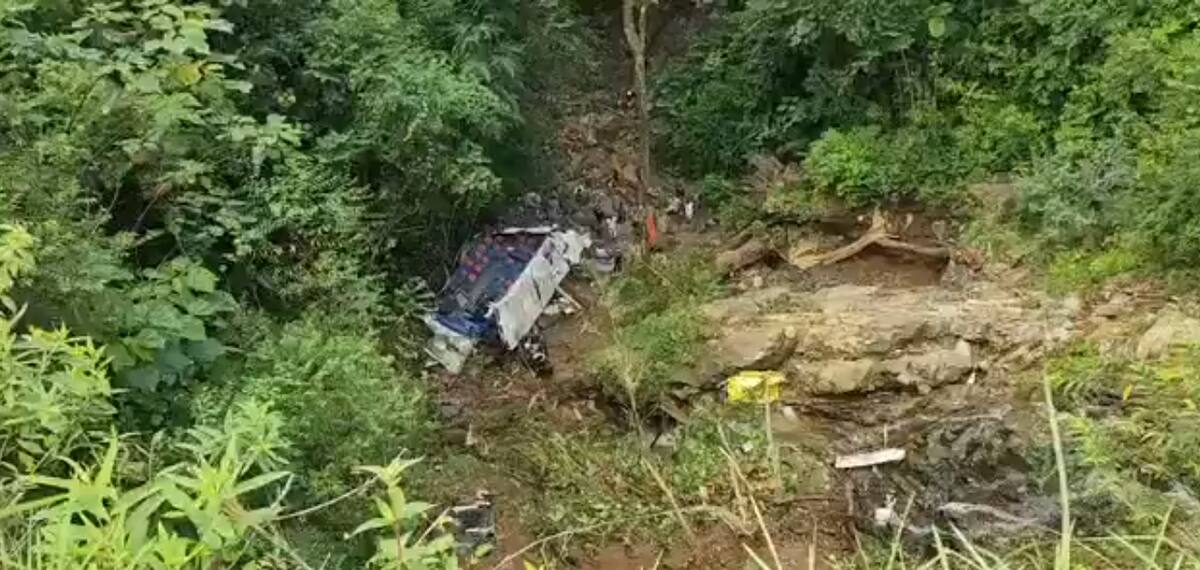 Equipos de rescate presentes en el lugar donde cayó un bus que se accidentó en la vía entre Remedios - Zaragoza, en Antioquia, que deja varios muertos. // Foto: Captura de video.
