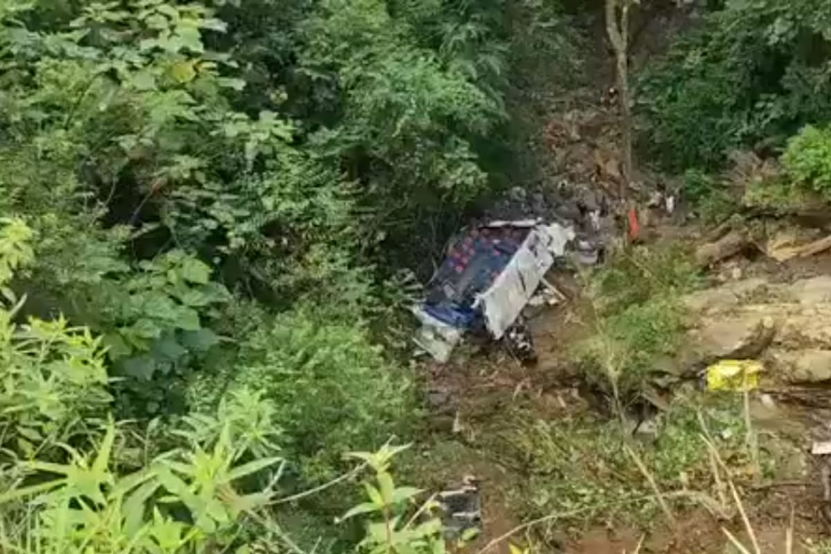 Equipos de rescate presentes en el lugar donde cayó un bus que se accidentó en la vía entre Remedios - Zaragoza, en Antioquia, que deja varios muertos. // Foto: Captura de video.