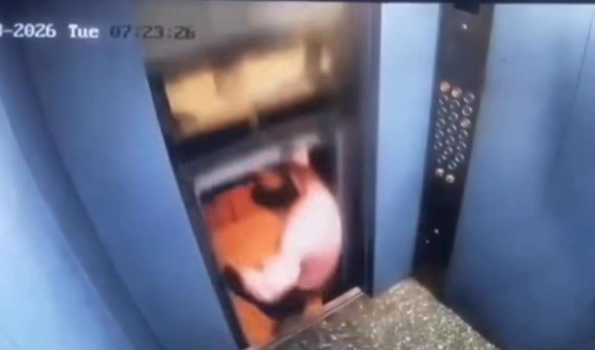 El hombre resultó ileso físicamente en el ascensor, aunque con un evidente estado de shock tras el evento que ya le da la vuelta al mundo a través de las redes sociales.