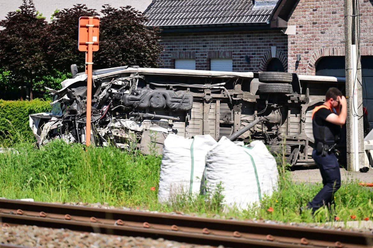 Accidente en Bélgica deja cuatro muertos: un tren chocó contra un bus escolar.
Foto: redes sociales.