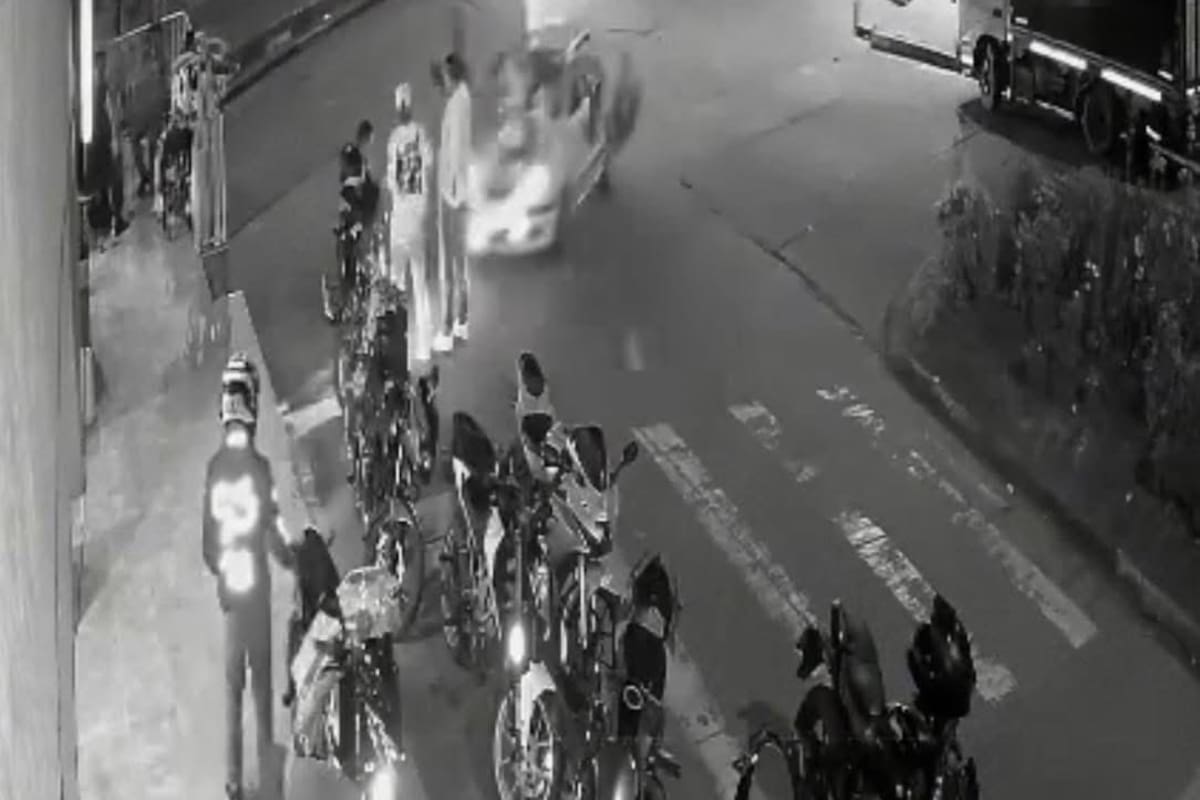 Momento en que el taxi impacta a las 11 personas en una esquina de la localidad de San Cristóbal, en el sur de Bogotá.