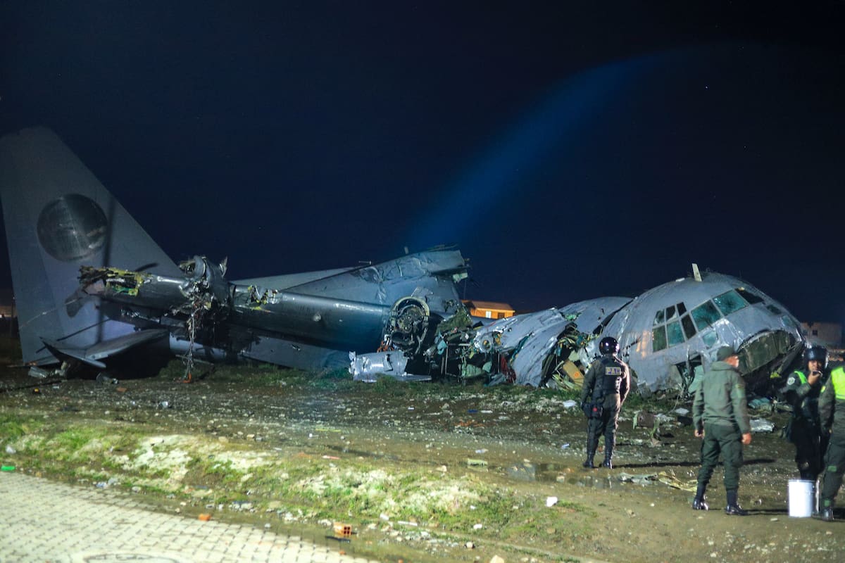 Integrantes de las Fuerzas Militares de Bolivia custodian un avión militar de carga accidentado este viernes, en El Alto (Bolivia).
Foto: EFE/ Gabriel Márquez