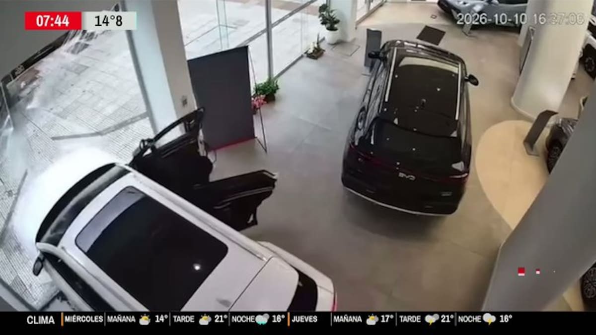 El video de un insólito accidente: quiso probar un auto eléctrico y terminó atravesando una vidriera en Argentina.