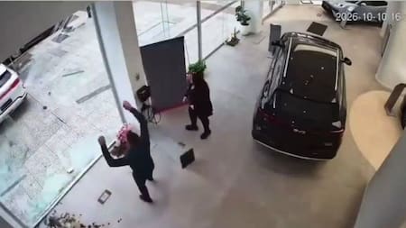 Auto atraviesa ventanal de concesionaria en Buenos Aires: video captó el insólito accidente