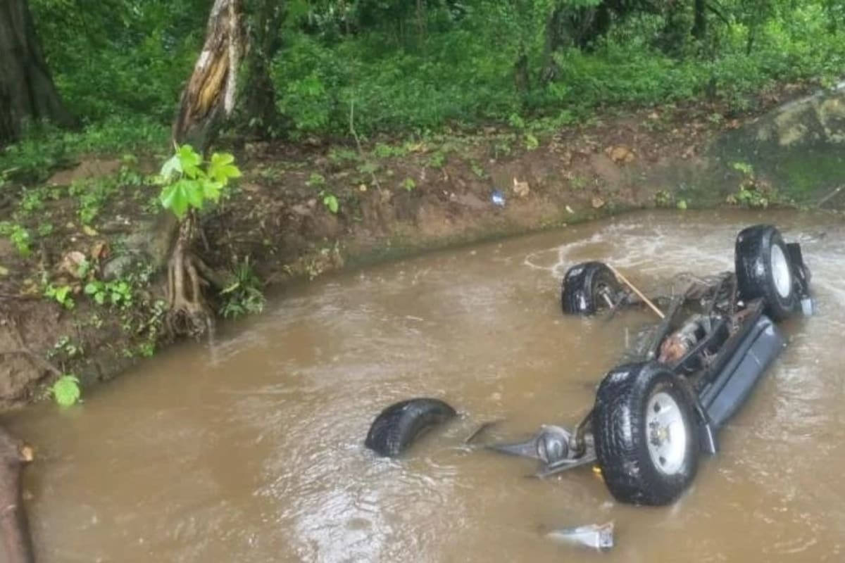 Un lamentable incidente ocurrió la tarde de este martes en zona rural del municipio de Dibulla, en donde fallecieron cinco personas, cuatro mujeres y el conductor de la camioneta, que cayó en una cuneta por el mal estado de la vía. //FOTO TOMADA DEL FACEBOOK DE LA GUAJIRA DIARIO DIGITAL.