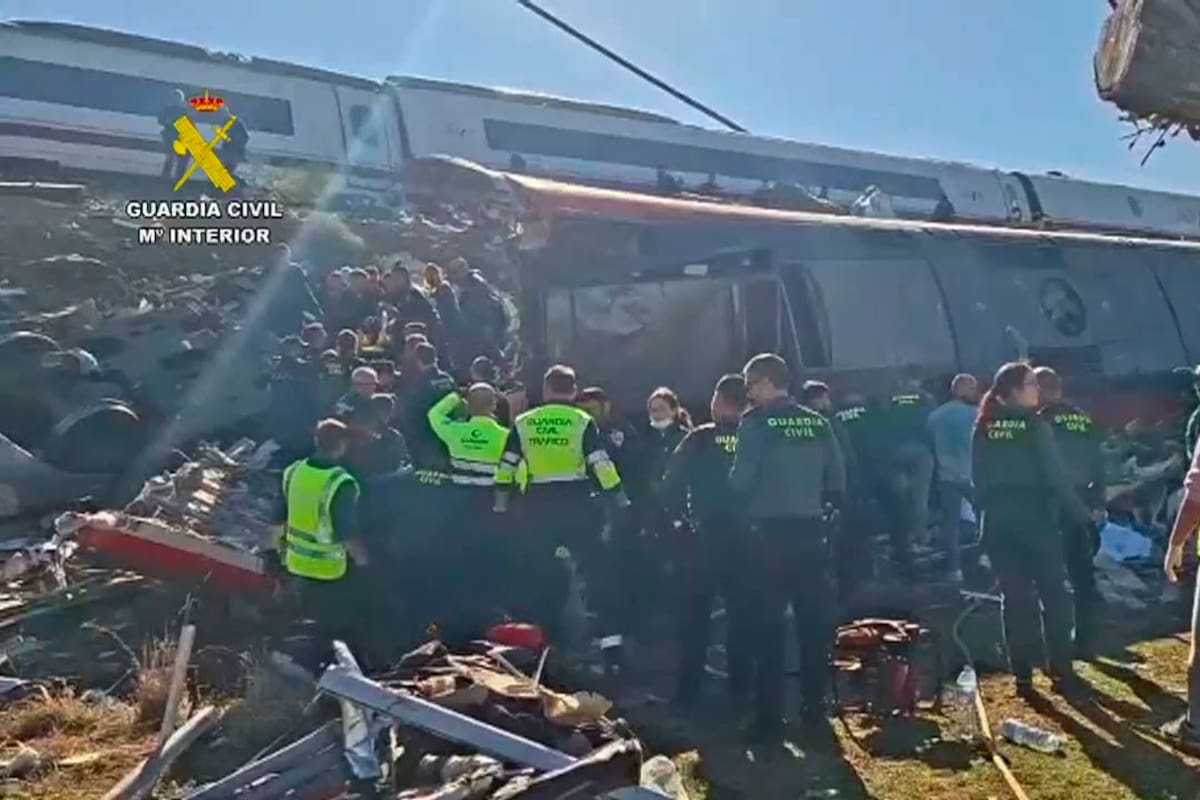 Escena del trágico choque ferroviario en España. Quienes lograron salir con vida del convoy recuerdan con horror el instante de la colisión y la desesperación por socorrer a las víctimas entre los escombros.