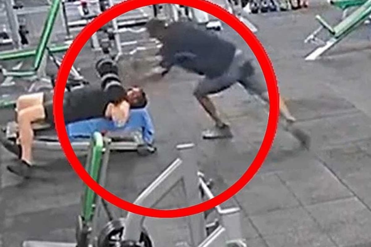 Un hombre identificado como Shane William Ryan, de 33 años, fingió tropezar mientras caminaba con una pesa de 20 kilos y la dejó caer directamente sobre la cabeza de un compañero que estaba acostado en un banco levantando pesas.
