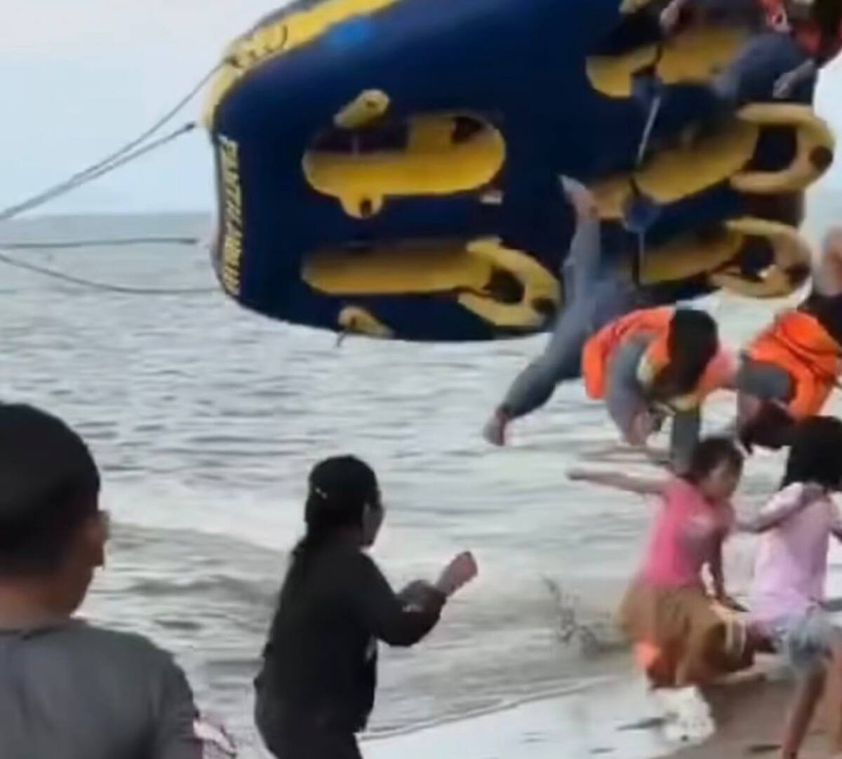 Emergencia en el Pacífico colombiano. Atracción acuática "el gusanito" sufrió un accidente dejando varios turistas afectados. Se pide mayor control a operadores turísticos.