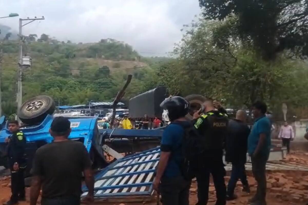 Autoridades atenden el accidente que se registró este sábado en el sector de La Cemento, en la vía a Rionegro. / Suministrada