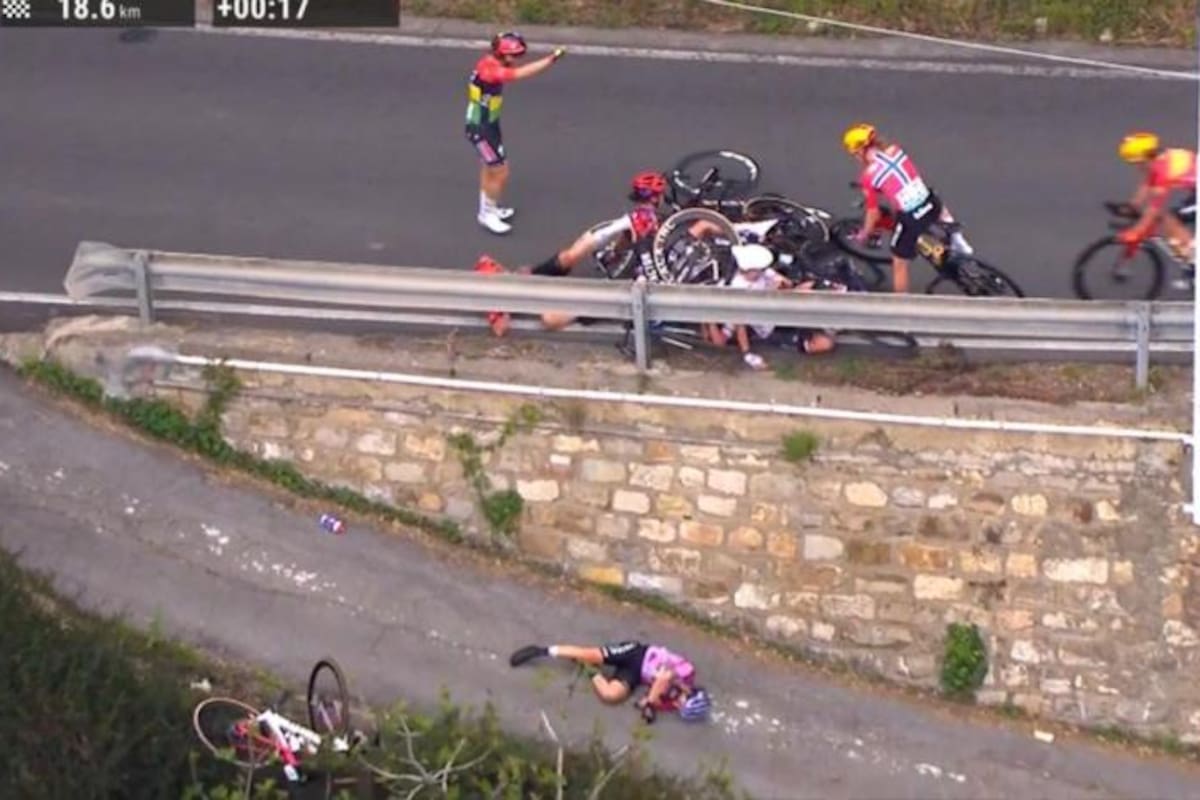La ciclista italiana Debora Silvestri, representante del equipo español UCI Laboral Kutxa – Fundación Euskadi, sufrió una aparatosa caída de varios metros durante la edición femenina de la prestigiosa Milán San Remo. Foto: captura de video.