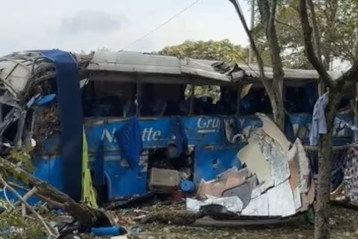 Bus se volcó en plena carretera hacia Ibagué: hay muertos y heridos graves.
Foto: redes sociales.