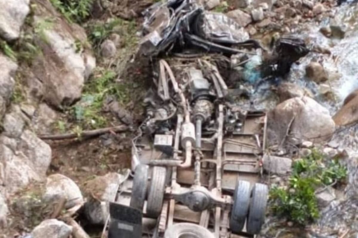 Accidente en la vía Curos - Málaga: joven camionero murió tras caer con su vehículo a un abismo