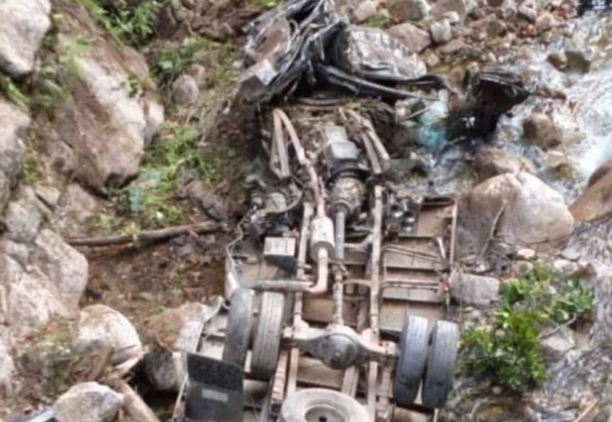 Accidente en la vía Curos - Málaga: joven camionero murió tras caer con su vehículo a un abismo