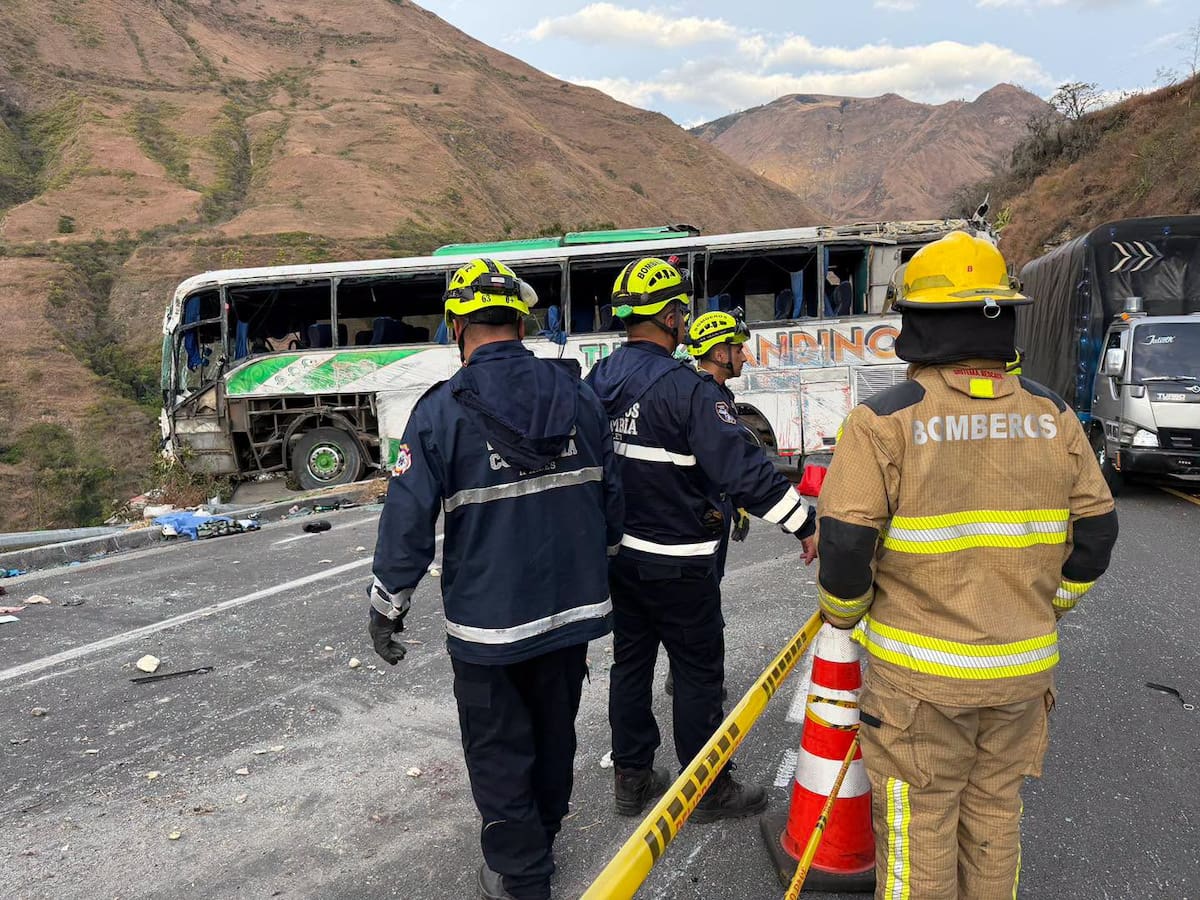 Cuatro muertos tras accidente de bus que viajaba de Pasto hacia Ecuador por la vía Panamericana.
oto: Cuerpo de Bomberos Voluntarios de Ipiales.