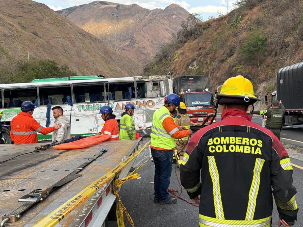 Bus turístico se accidentó en la vía Panamericana y dejó cuatro muertos y 20 heridos.
Foto: Cuerpo de Bomberos Voluntarios de Ipiales.