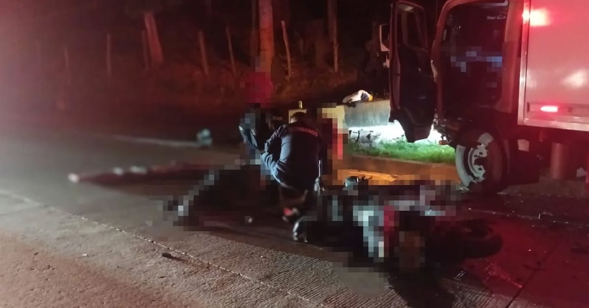 Una motocicleta y un vehículo tipo furgón se vieron involucrados en el accidente.
Foto: Bomberos Málaga.