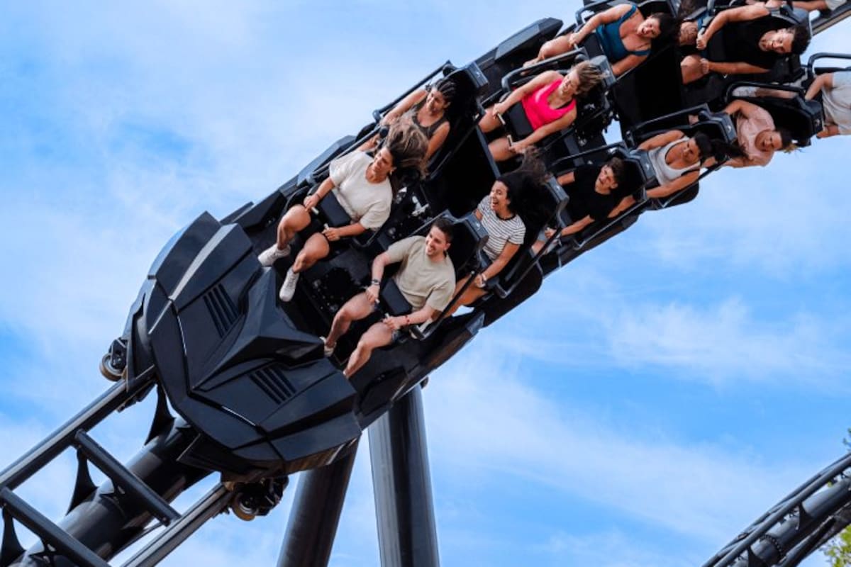 Un hombre de 49 años ha resultado herido este sábado, según varios testigos, tras un accidente de la montaña rusa Batman Gotham City Escape del Parque Warner de Madrid.