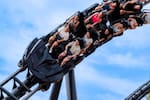 Tensión en Parque Warner de Madrid: un visitante terminó hospitalizado tras incidente en una montaña rusa