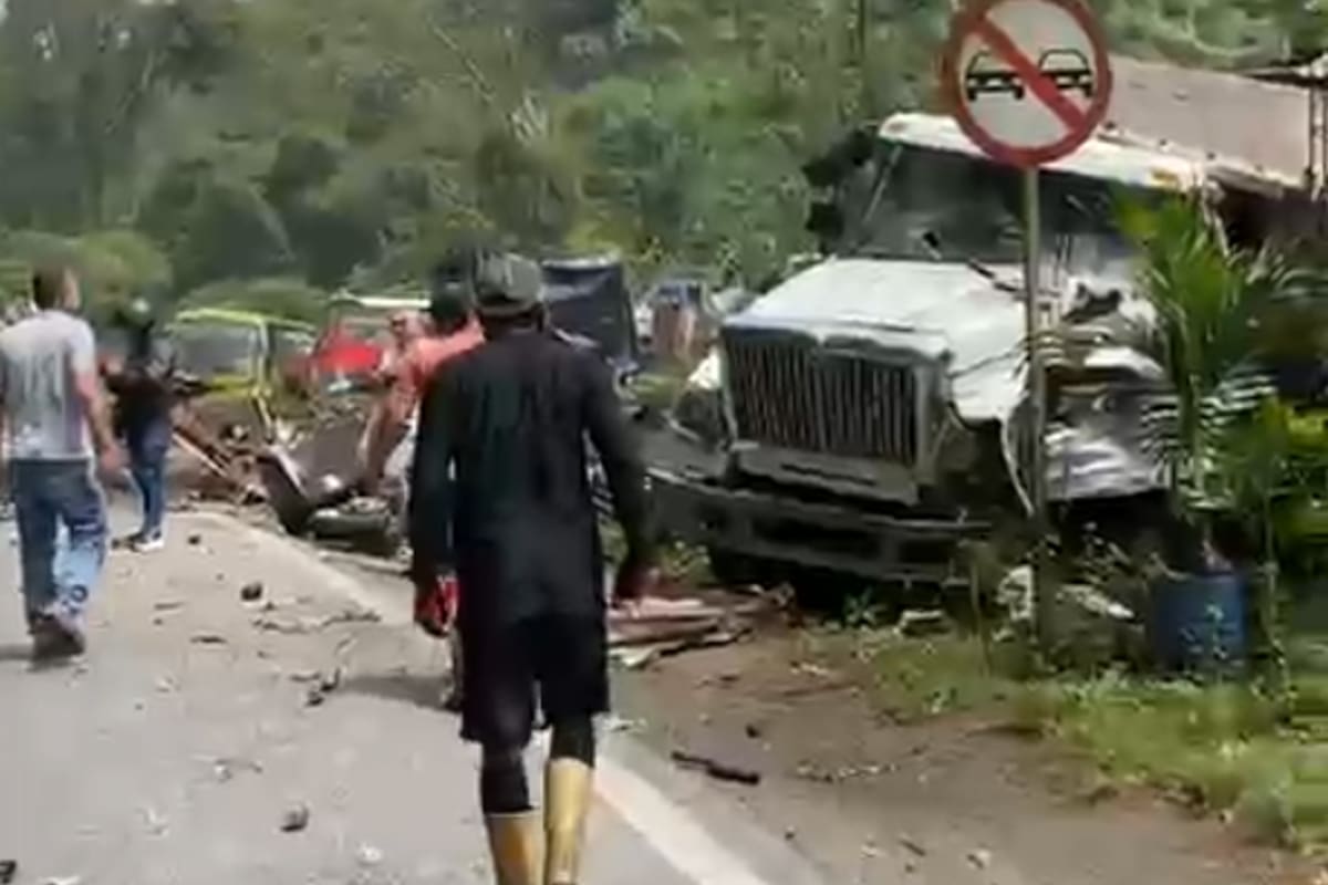 Volqueta se estrelló contra una vivienda en la vía El Playón - Rionegro, Santander.
Foto: captura de video.