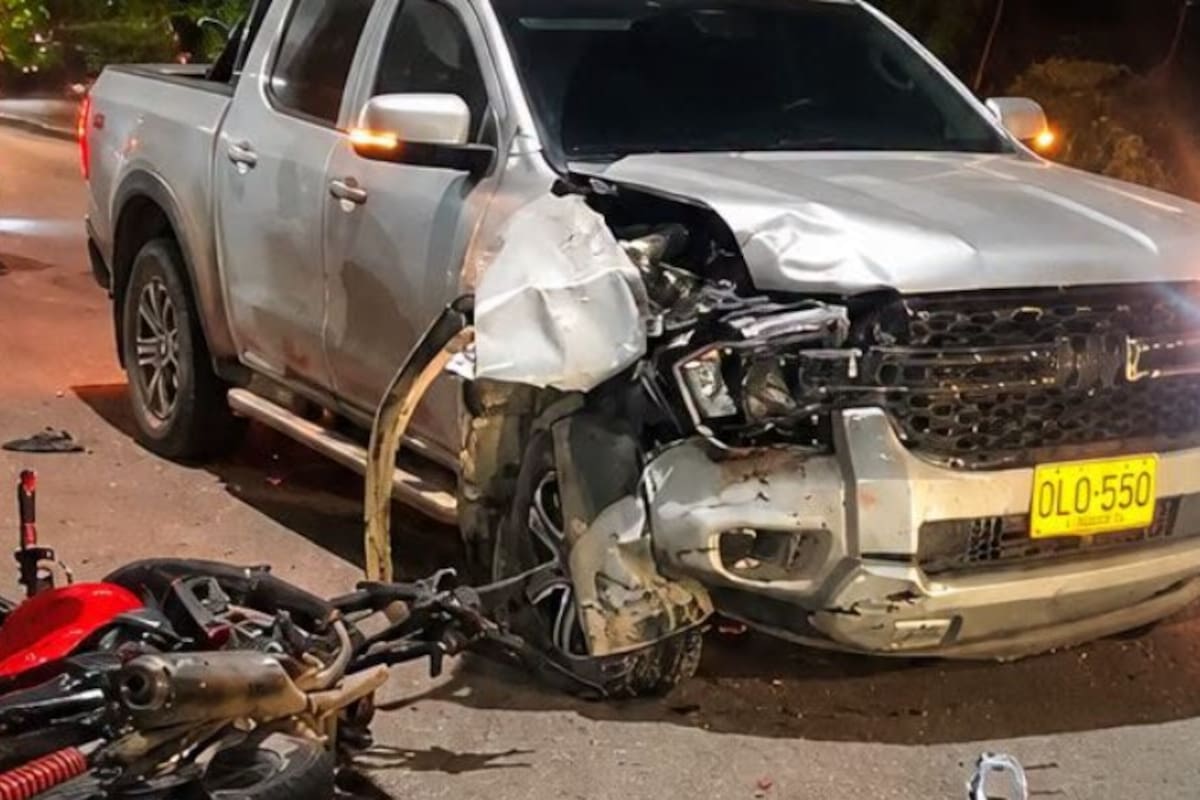 Accidente en Santander: dos motociclistas resultaron heridos tras chocar contra una camioneta