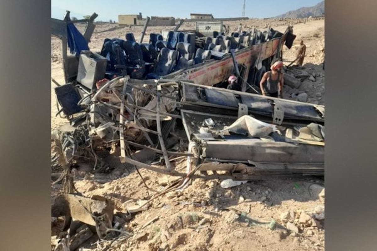 Equipos de emergencia atienden el accidente de autobús ocurrido en la carretera entre Dahab y Nuweiba, en el sur del Sinaí, Egipto.