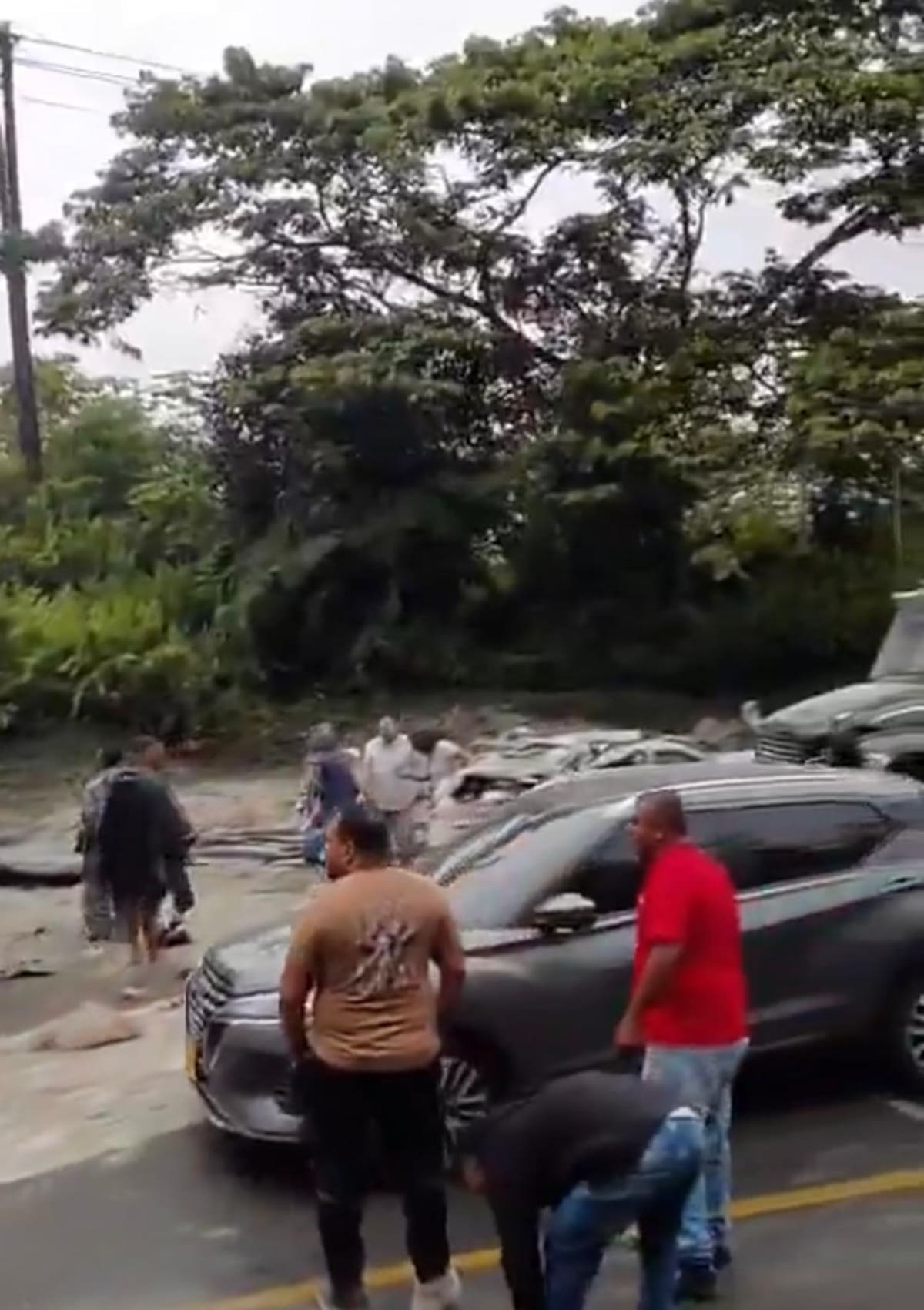 Impresionante accidente registrado en vía Buenaventura-Cartago-Córdoba, en el Valle del Cauca, donde al menos cuatro vehículos se vieron involucrados-