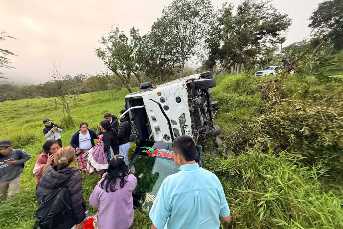 Accidente en vía de Santander deja 14 heridos tras volcamiento de buseta