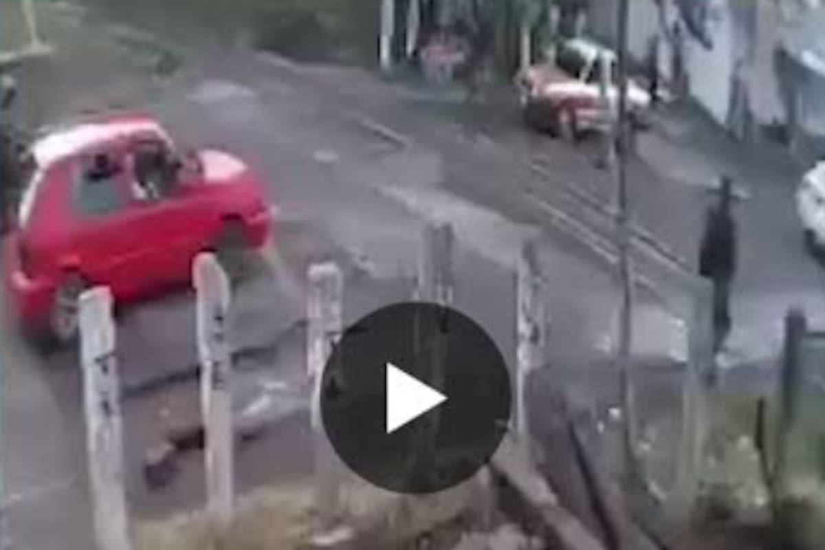 Tren embistió a un taxi en México y destrozó su parte frontal: conductor sobrevivió de milagro. Foto: captura de video