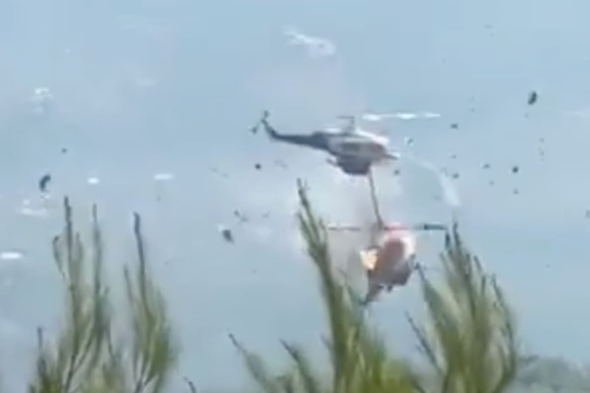 Un piloto rumano y un copiloto griego fallecieron luego de que dos helicópteros de extinción colisionaran en pleno vuelo mientras combatían el gran incendio que ya ha arrasado unas 10.000 hectáreas.