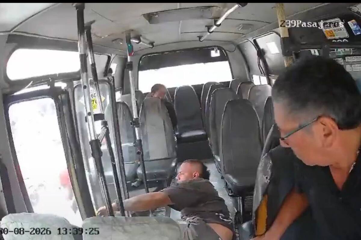 Pese a la potencia del choque registrado en el video, el conductor logró sobrevivir milagrosamente al accidente y salir del vehículo de transporte por sus propios medios, en un hecho que ya es investigado por las autoridades locales.