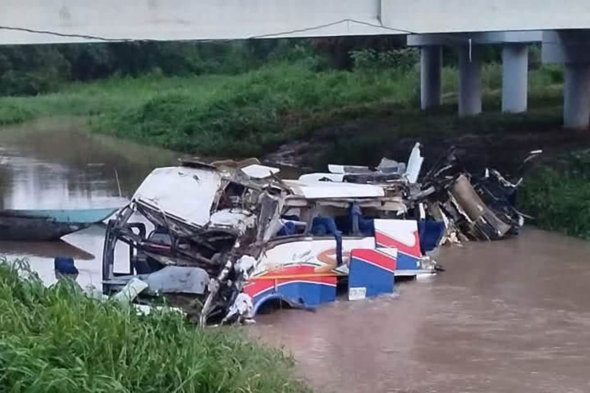 El vehículo que transportaba al grupo cayó del puente Ariguaní. Foto: X