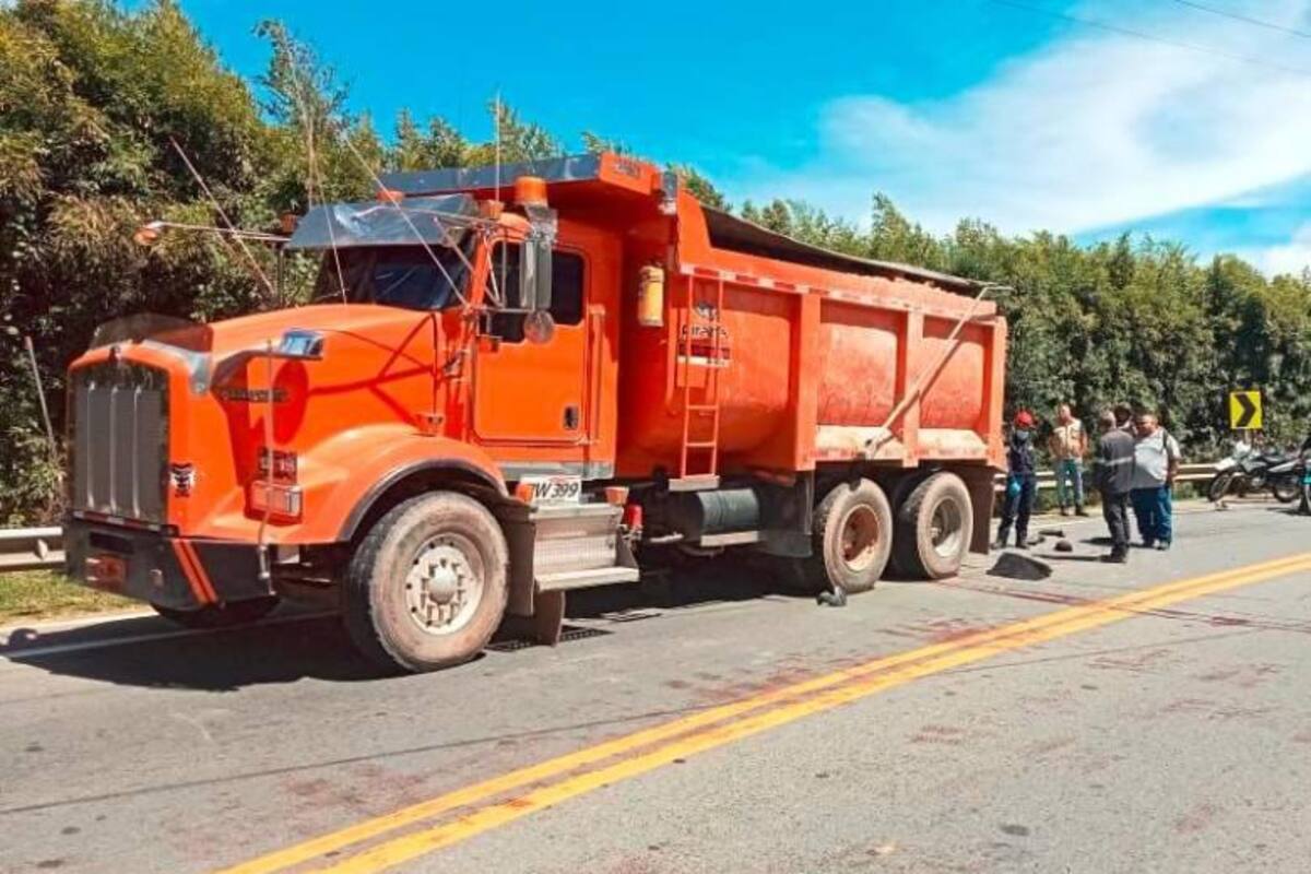 Este accidente dejó a dos personas muertas en la vía La Ceja-Rionegro, ambas usuarias de una motocicleta. Foto: Cortesía Mi Oriente/VANGUARDIA