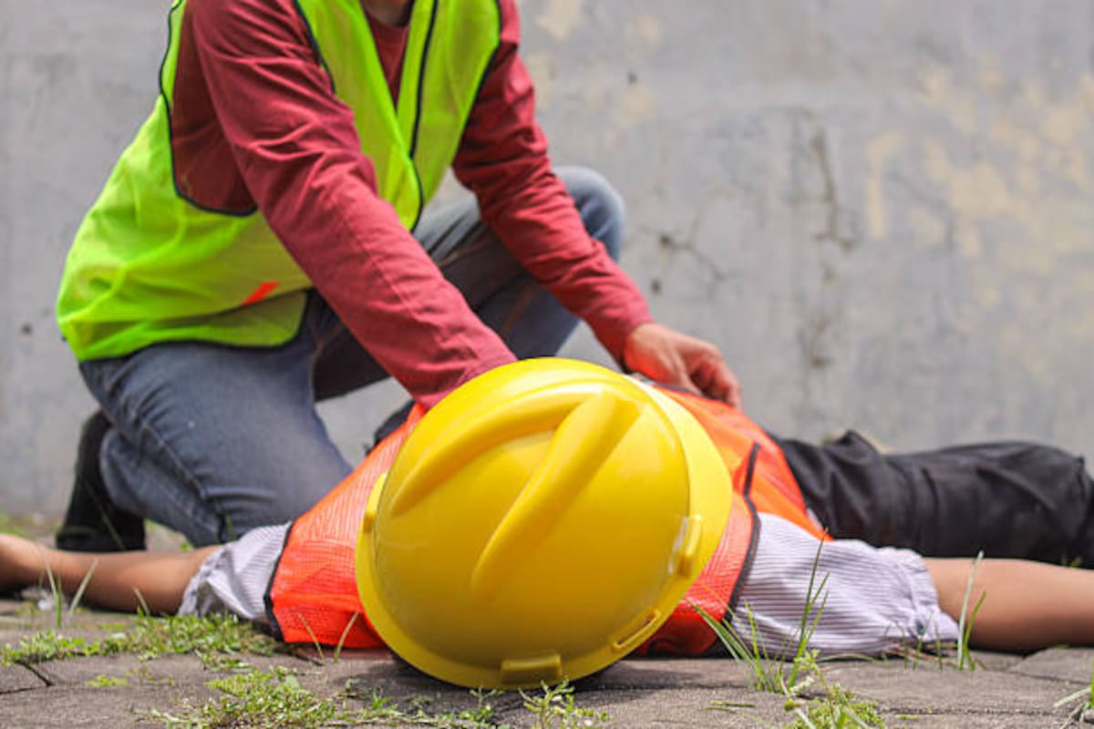 La Corte Suprema precisó que un accidente ocurrido antes de iniciar la jornada laboral puede ser responsabilidad de la ARL, dependiendo de las circunstancias y de su relación con el trabajo.