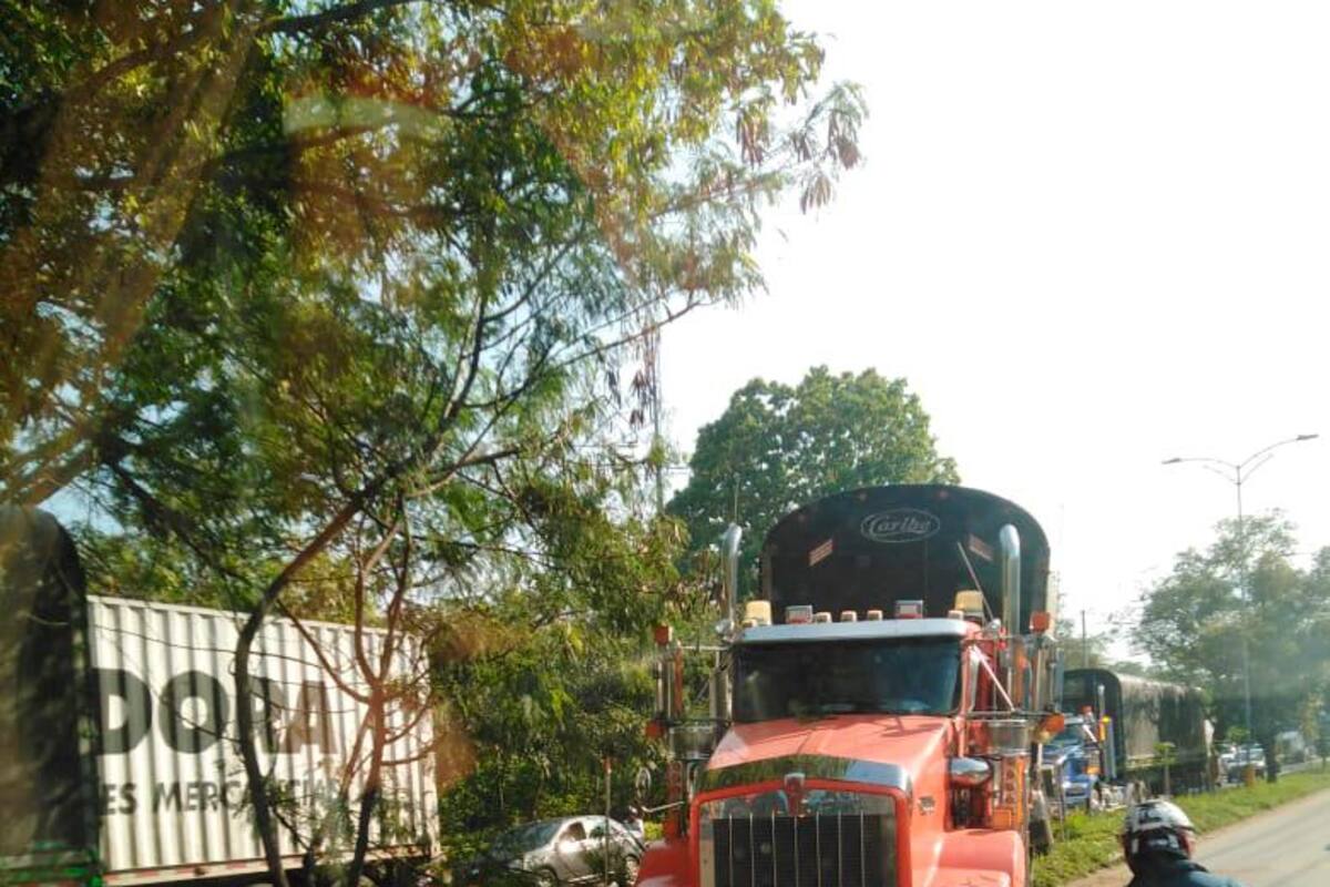 Se registra congestión vehicular por accidente de tractomula en la vía entre Floridablanca y Girón (Fotos: suministradas)