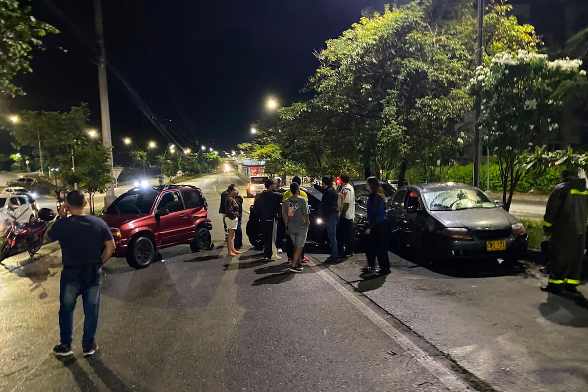 Cuatro vehículos estuvieron involucrados en el accidente registrado en la autopista Floridablanca–Bucaramanga, cerca de la estación Lagos II. Foto suministrada.