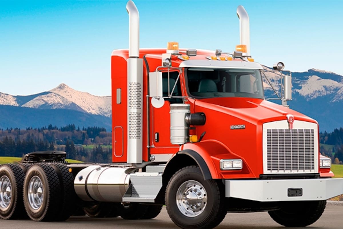 Tractocamión Kenworth T800B, modelo equivalente al involucrado en el siniestro de este martes en el anillo vial de Girón. El vehículo del hecho está identificado con placa TUL120, color rojo y beige, modelo 2013. Foto referencia tomada de Kenworth Centroamérica.