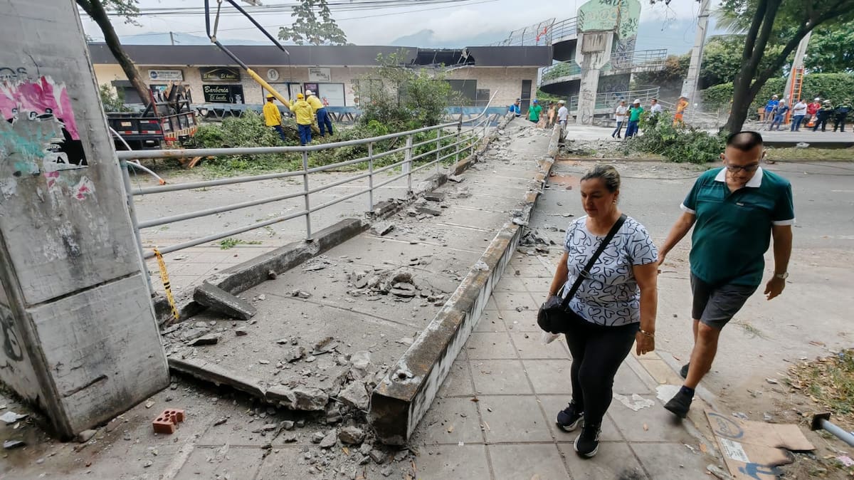 El puente peatonal del anillo vial Bucaramanga–Floridablanca–Girón quedó tendido sobre la calzada tras ser impactado por una tractomula con carga extradimensionada en la madrugada de este martes. El siniestro dejó un muerto y dos heridos. Foto: Marco Valencia.