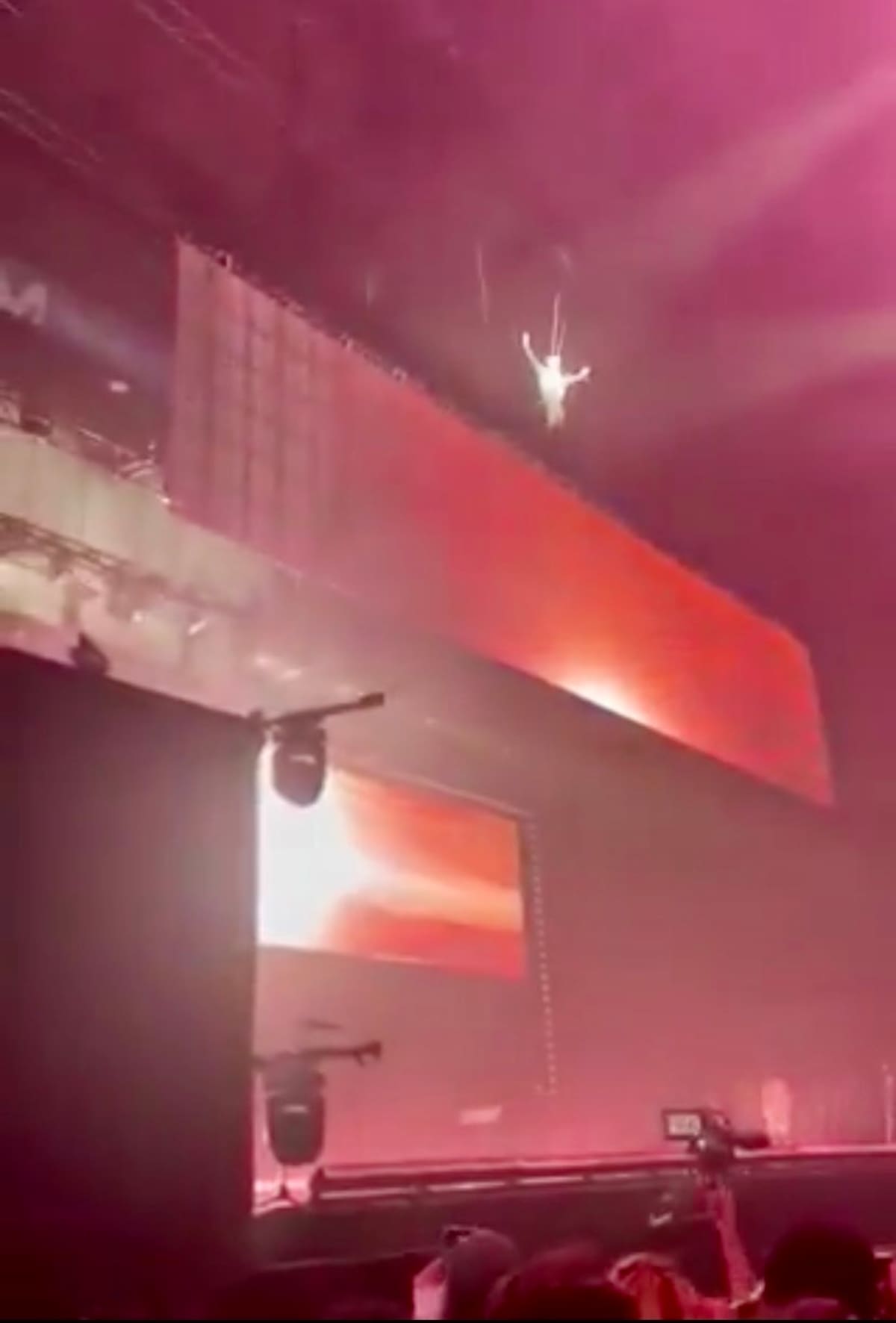 El rapero Delaossa se dislocó un hombro después de caer de una altura aproximada de 20 metros mientras daba un concierto en el Movistar Arena en Madrid.