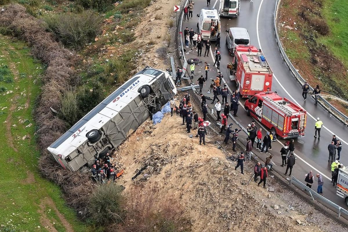 Así quedó el autobús que volcó en Antalya, Turquía