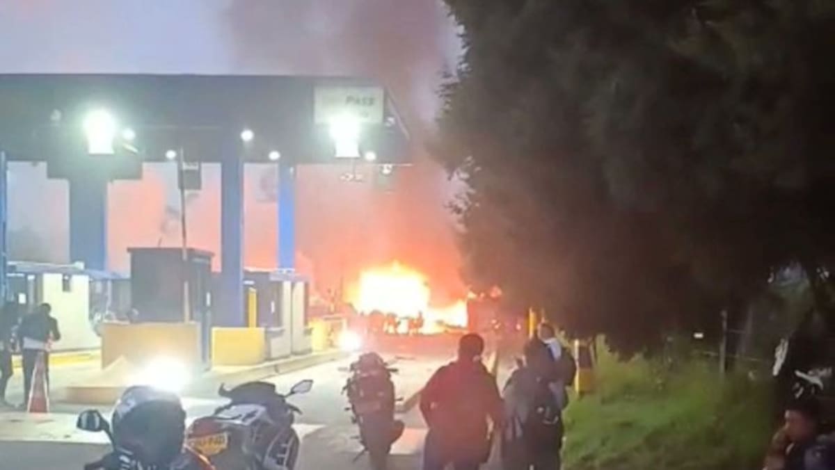 Así habría ocurrido grave accidente de tránsito que causó explosión en peaje Casa Blanca, en vía Zipaquirá-Ubaté: involucró al menos siete vehículos.