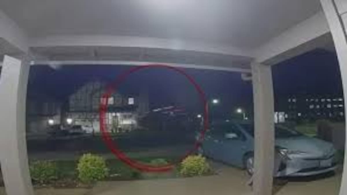 Conductor sale volando y se estrella contra el segundo piso de una casa.