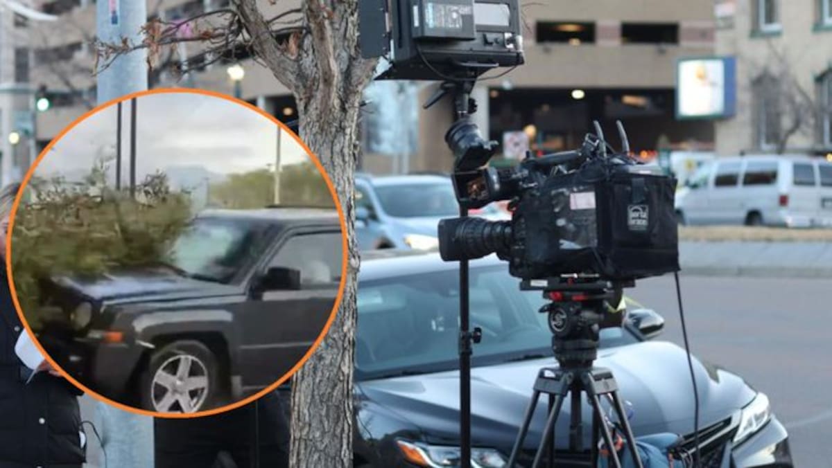 Una camioneta derrapó sobre el pavimento mojado y terminó impactando a la periodista y su camarógrafo.