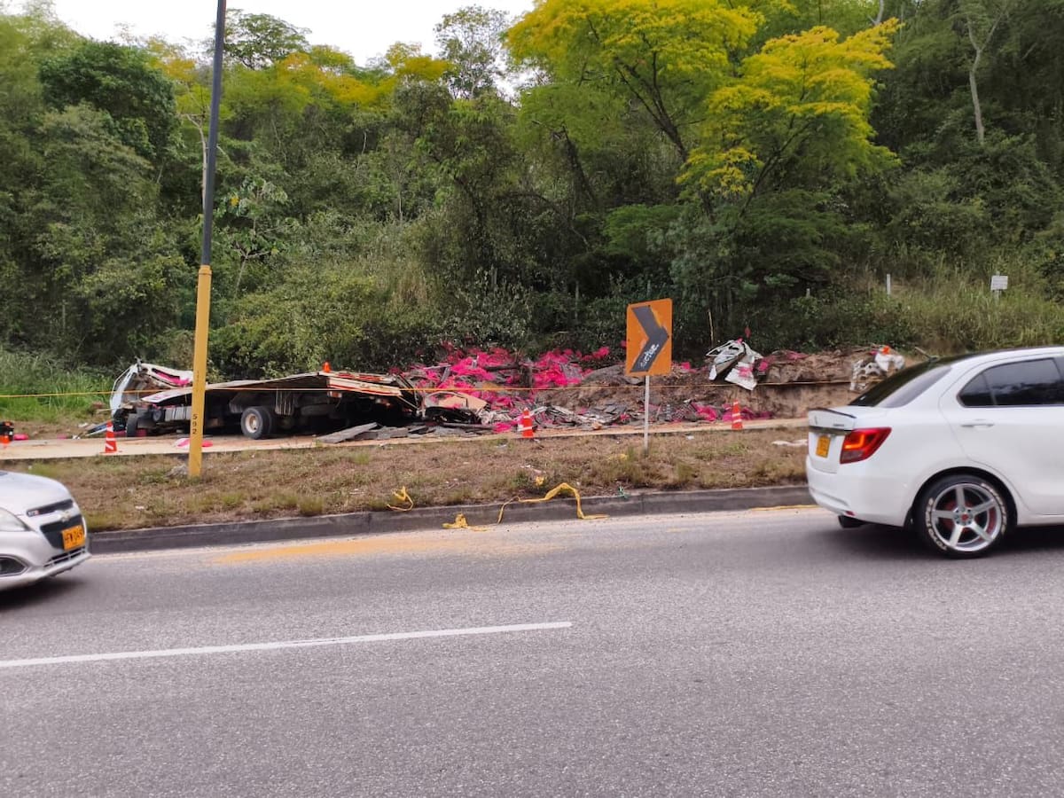 Muere conductor de camión tras grave accidente en la vía Lebrija–Girón.