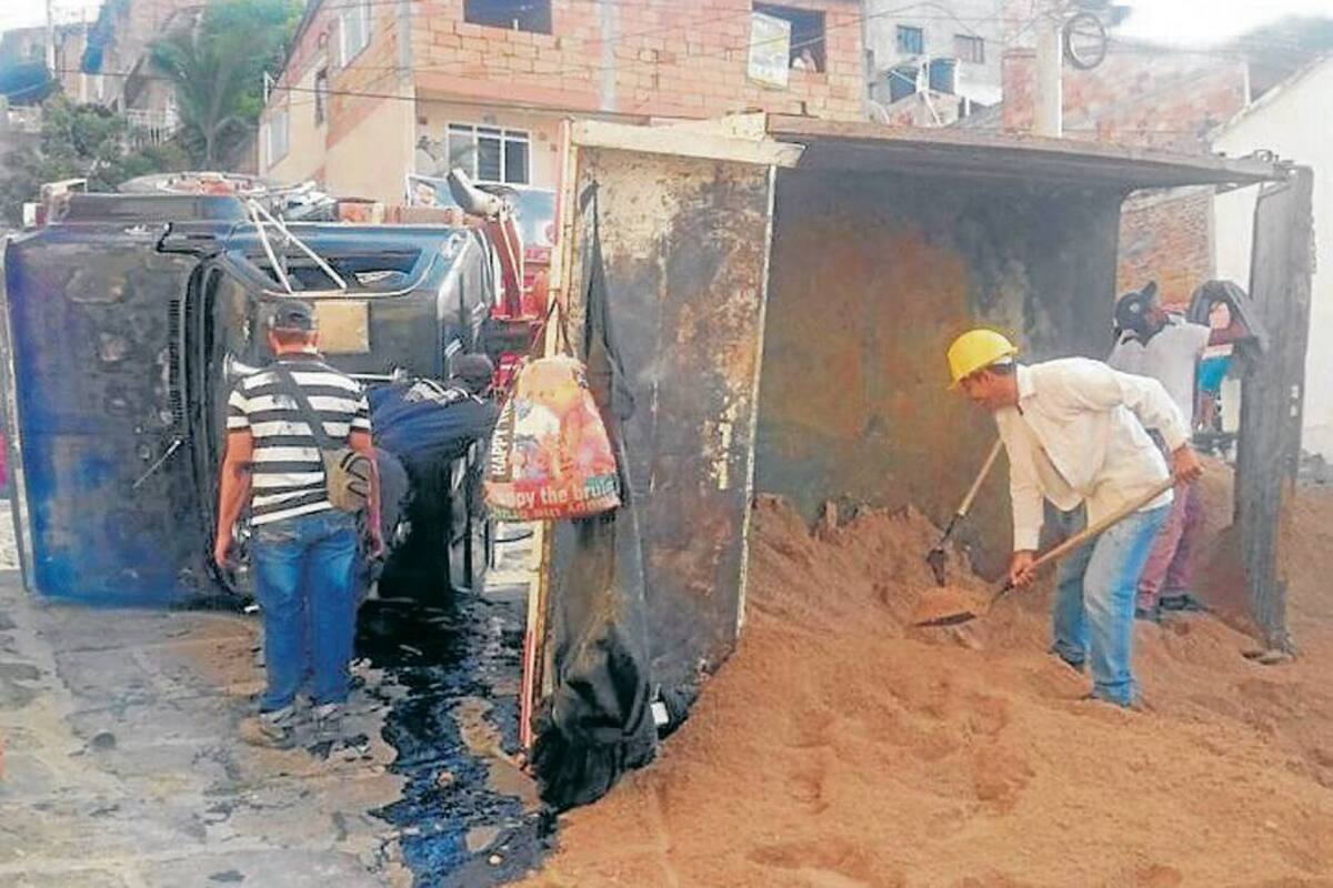 Debido al volcamiento del pesado vehículo, a lo largo de la calle 9 quedó la arena que transportaba. (Foto: Suministrada / VANGUARDIA LIBERAL)