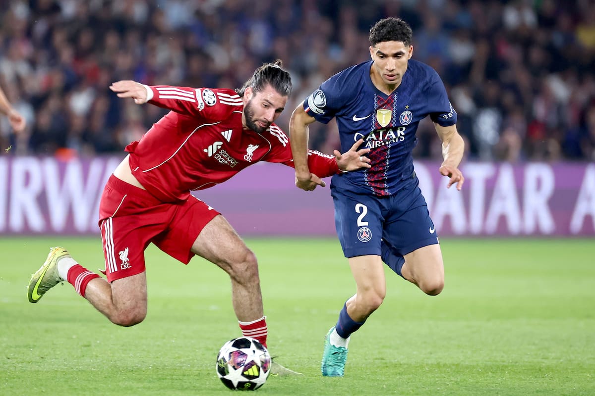 El defensa marroquí del París Saint-Germain Achraf Hakimi durante el partido que han jugado Paris Saint-Germain FC y Liverpool FC en París, Francia. EFE/EPA/CHRISTOPHE PETIT TESSON