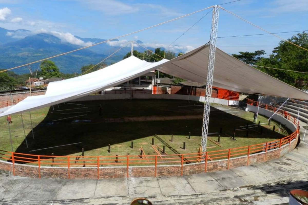 Una gran carpa fue instalada en el coliseo de ferias donde se realizarán las exposiciones equina y bovina, respondiendo a las exigencias de Asocebú y Asocaballos, brindando así mayor comodidad a los espectadores y ejemplares. (Foto: Luis Fernando Martínez V./VANGUARDIA LIBERAL)