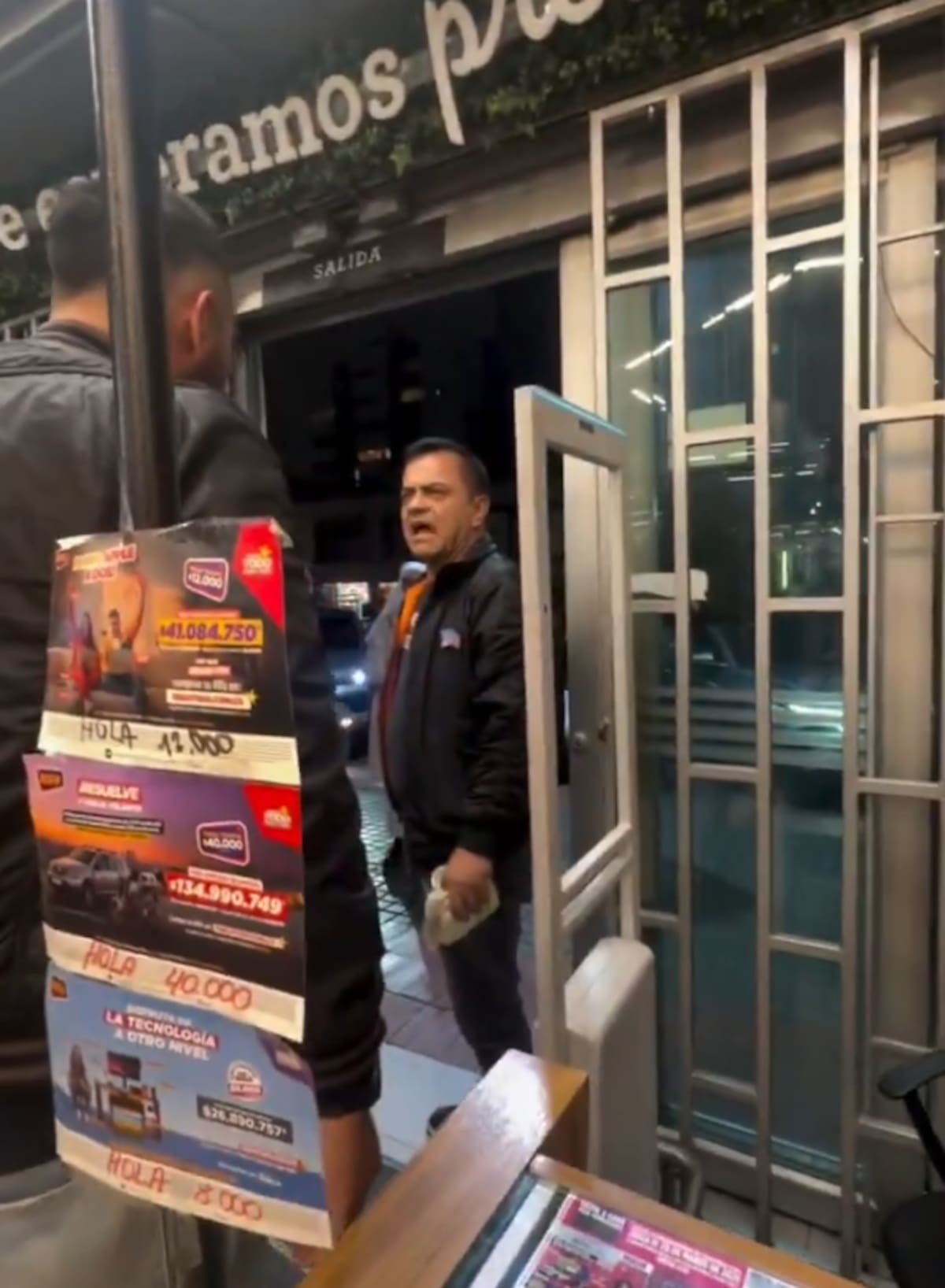 Clientes del lugar defendieron a la joven.
Foto: captura de video.