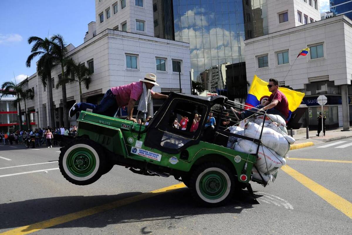 Rafael Pérez Muñoz, actual monarca de las acrobacias en los Jeeps Willys, paralizó la carrera 27 con sus maniobras. En este ejercicio estuvo acompañado del joven Gonzalo Valenzuela. (Foto: Fotografías: Didier Niño Carvajal / VANGUARDIA LIBERAL)